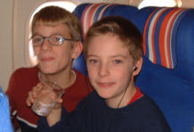 Thomas et Thomas sont dans un avion le verre de vodka à la main!!!